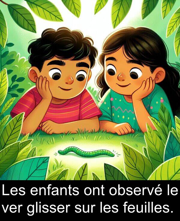 feuilles: Les enfants ont observé le ver glisser sur les feuilles.