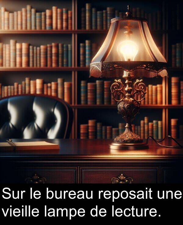 lecture: Sur le bureau reposait une vieille lampe de lecture.