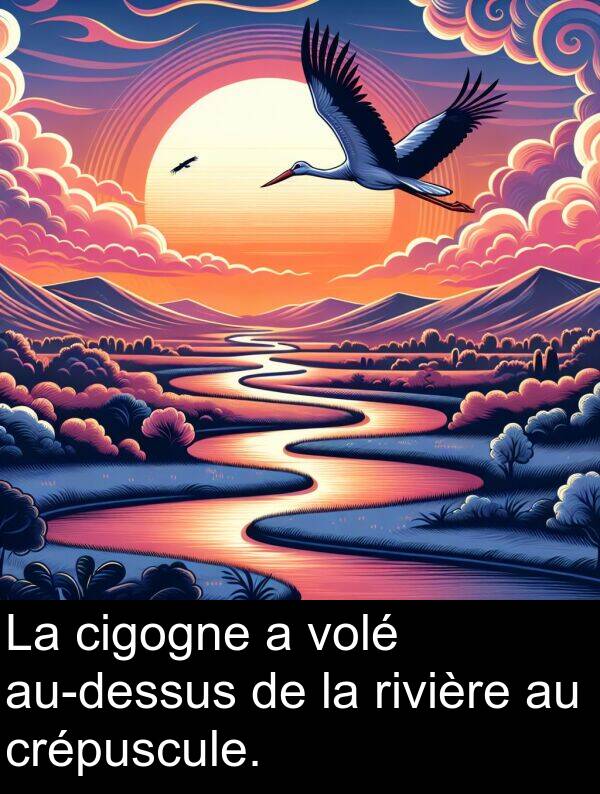 rivière: La cigogne a volé au-dessus de la rivière au crépuscule.