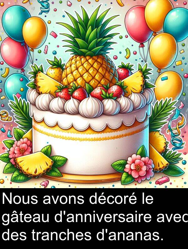 avons: Nous avons décoré le gâteau d'anniversaire avec des tranches d'ananas.