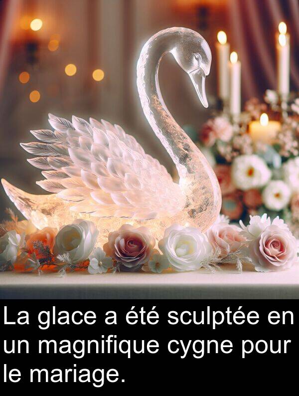 mariage: La glace a été sculptée en un magnifique cygne pour le mariage.