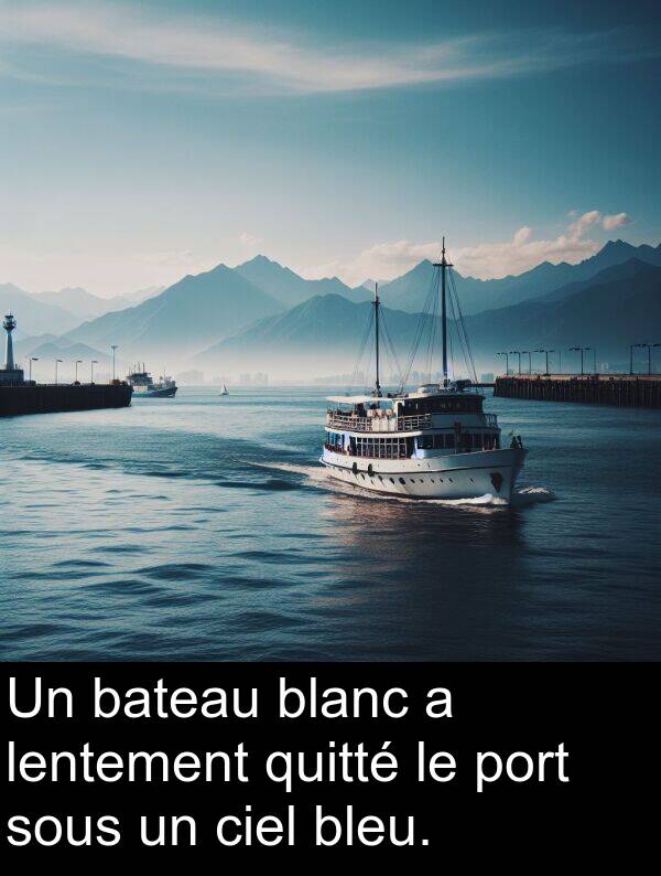 quitté: Un bateau blanc a lentement quitté le port sous un ciel bleu.