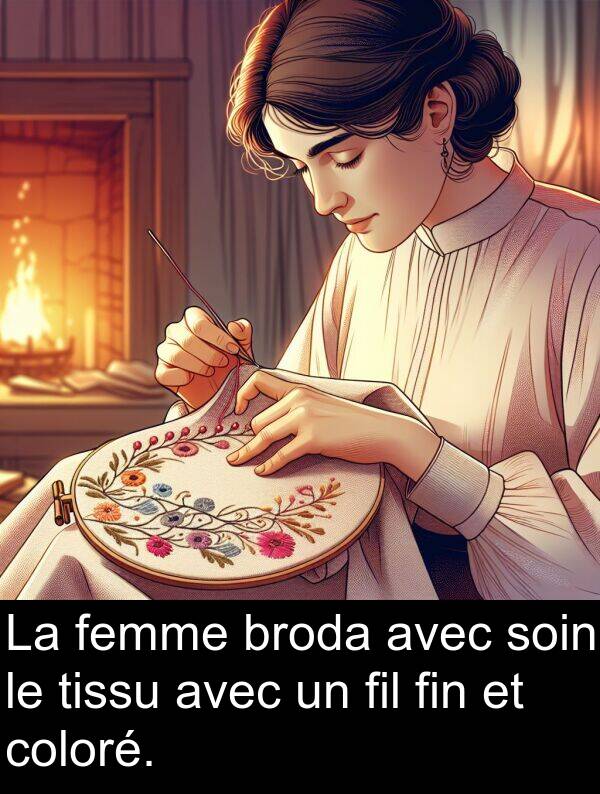 fil: La femme broda avec soin le tissu avec un fil fin et coloré.