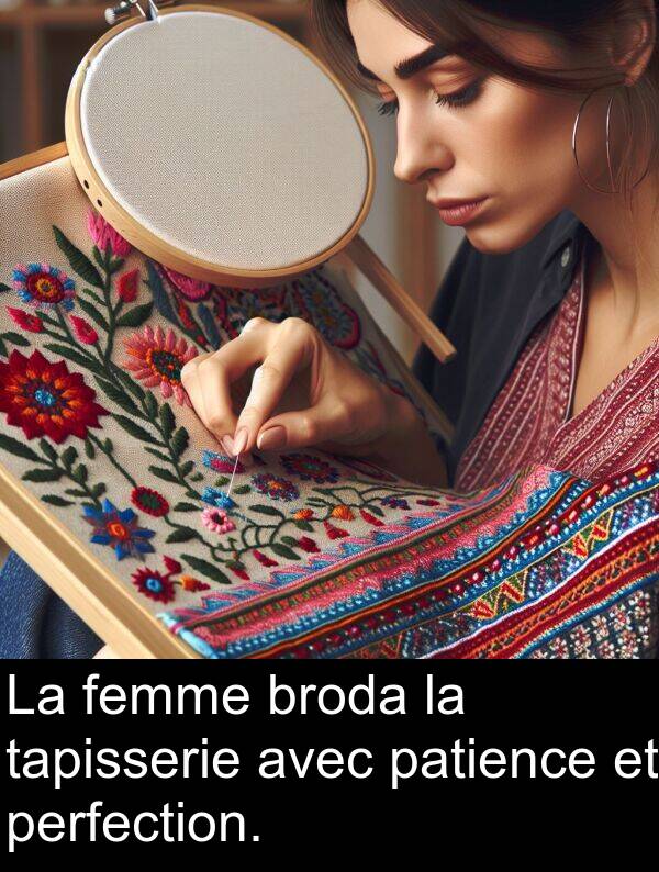 patience: La femme broda la tapisserie avec patience et perfection.