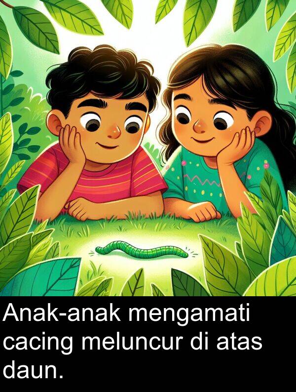 cacing: Anak-anak mengamati cacing meluncur di atas daun.