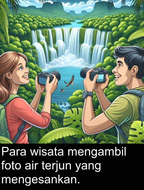 wisata: Para wisata mengambil foto air terjun yang mengesankan.