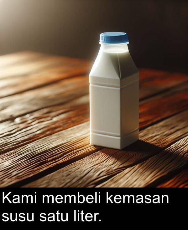 kemasan: Kami membeli kemasan susu satu liter.