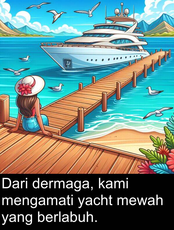 kami: Dari dermaga, kami mengamati yacht mewah yang berlabuh.