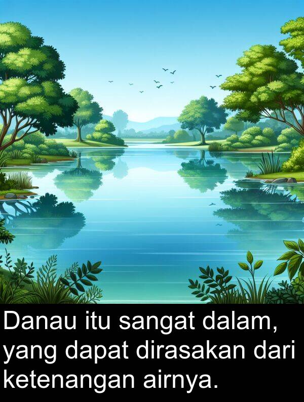 dapat: Danau itu sangat dalam, yang dapat dirasakan dari ketenangan airnya.