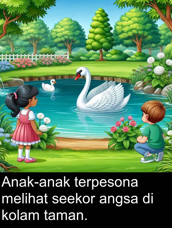 terpesona: Anak-anak terpesona melihat seekor angsa di kolam taman.