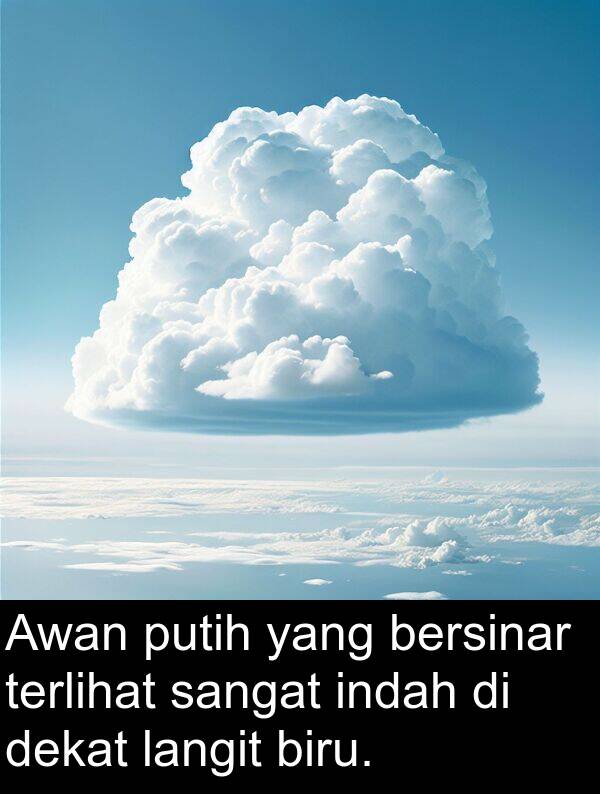 langit: Awan putih yang bersinar terlihat sangat indah di dekat langit biru.