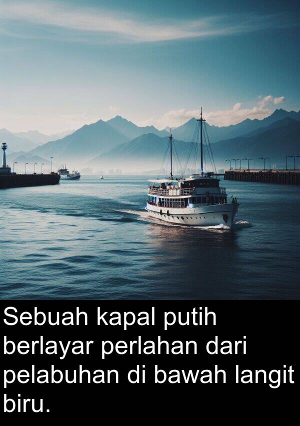 pelabuhan: Sebuah kapal putih berlayar perlahan dari pelabuhan di bawah langit biru.