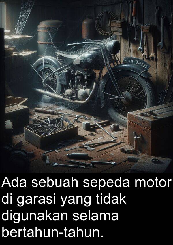 garasi: Ada sebuah sepeda motor di garasi yang tidak digunakan selama bertahun-tahun.