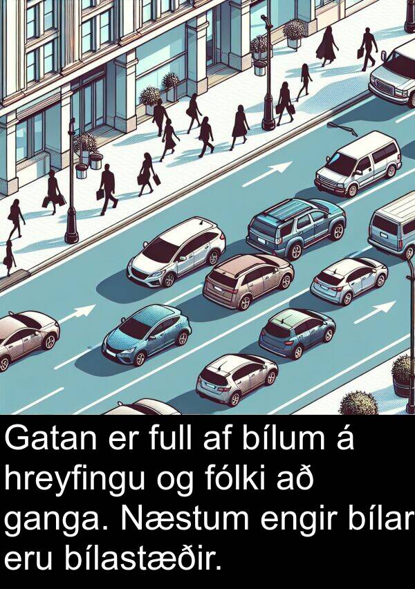 bílum: Gatan er full af bílum á hreyfingu og fólki að ganga. Næstum engir bílar eru bílastæðir.