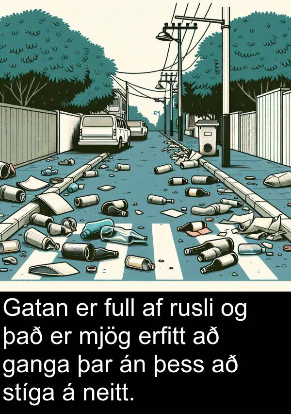 þar: Gatan er full af rusli og það er mjög erfitt að ganga þar án þess að stíga á neitt.