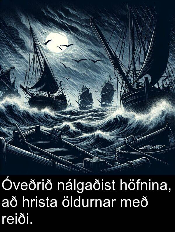 nálgaðist: Óveðrið nálgaðist höfnina, að hrista öldurnar með reiði.