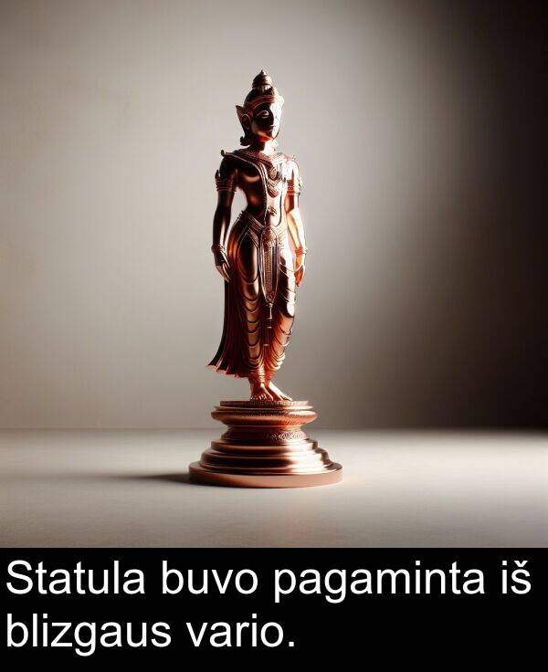 pagaminta: Statula buvo pagaminta iš blizgaus vario.