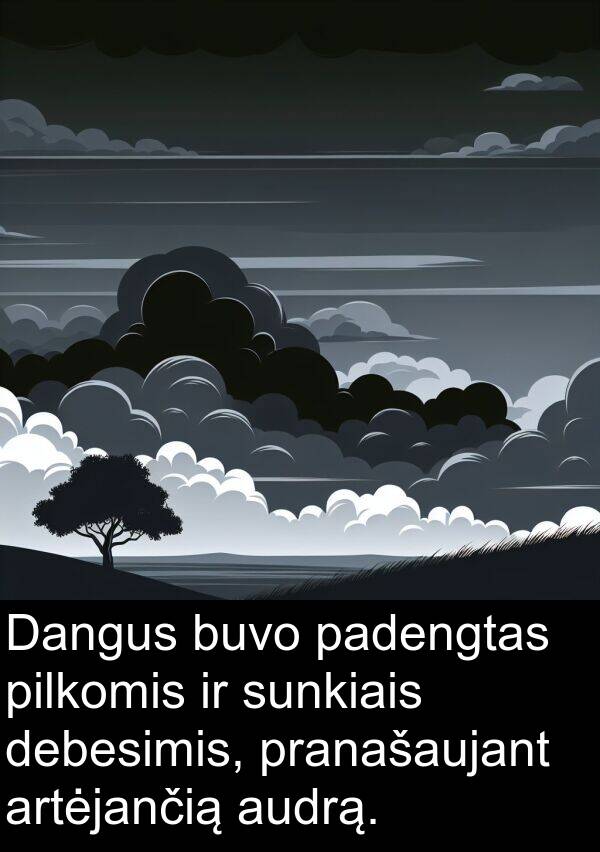 padengtas: Dangus buvo padengtas pilkomis ir sunkiais debesimis, pranašaujant artėjančią audrą.