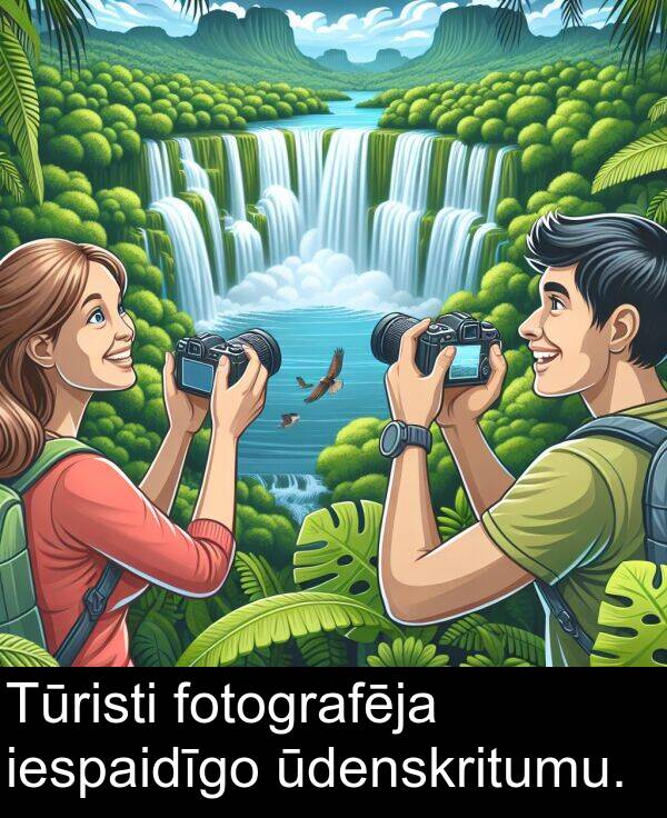 fotografēja: Tūristi fotografēja iespaidīgo ūdenskritumu.