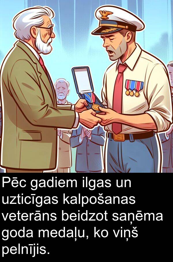 gadiem: Pēc gadiem ilgas un uzticīgas kalpošanas veterāns beidzot saņēma goda medaļu, ko viņš pelnījis.