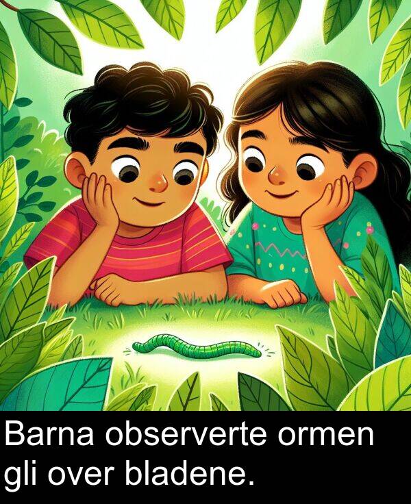 ormen: Barna observerte ormen gli over bladene.