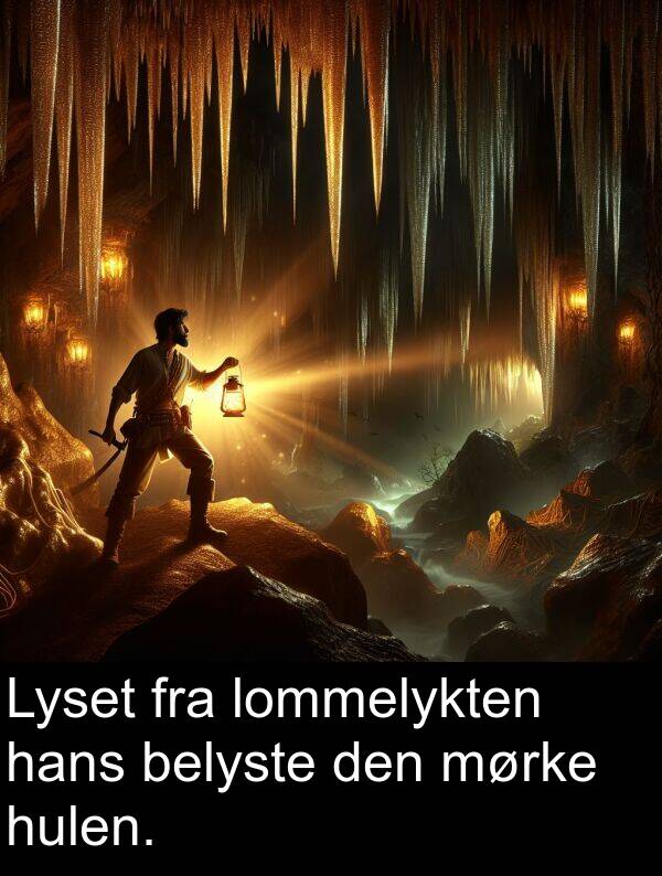 belyste: Lyset fra lommelykten hans belyste den mørke hulen.