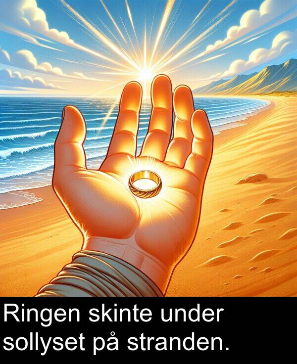 under: Ringen skinte under sollyset på stranden.