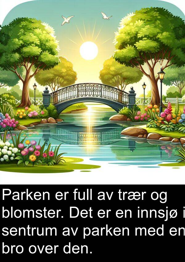 parken: Parken er full av trær og blomster. Det er en innsjø i sentrum av parken med en bro over den.