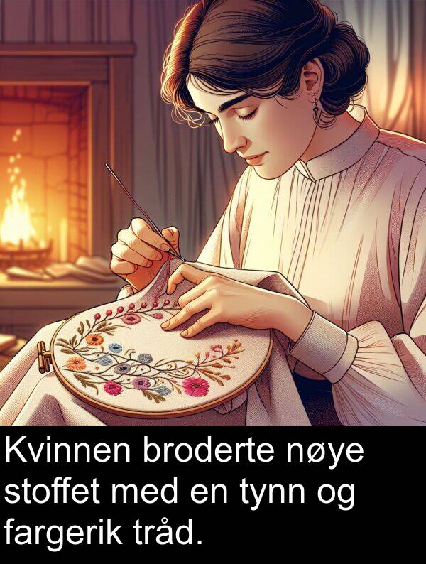 fargerik: Kvinnen broderte nøye stoffet med en tynn og fargerik tråd.