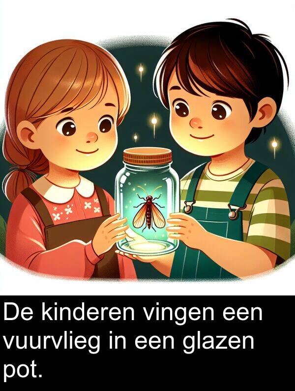 kinderen: De kinderen vingen een vuurvlieg in een glazen pot.