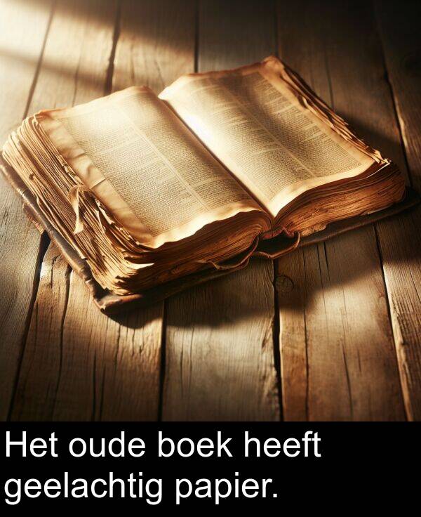 boek: Het oude boek heeft geelachtig papier.