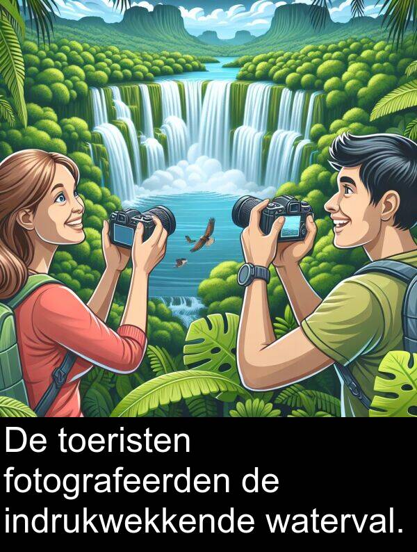 fotografeerden: De toeristen fotografeerden de indrukwekkende waterval.