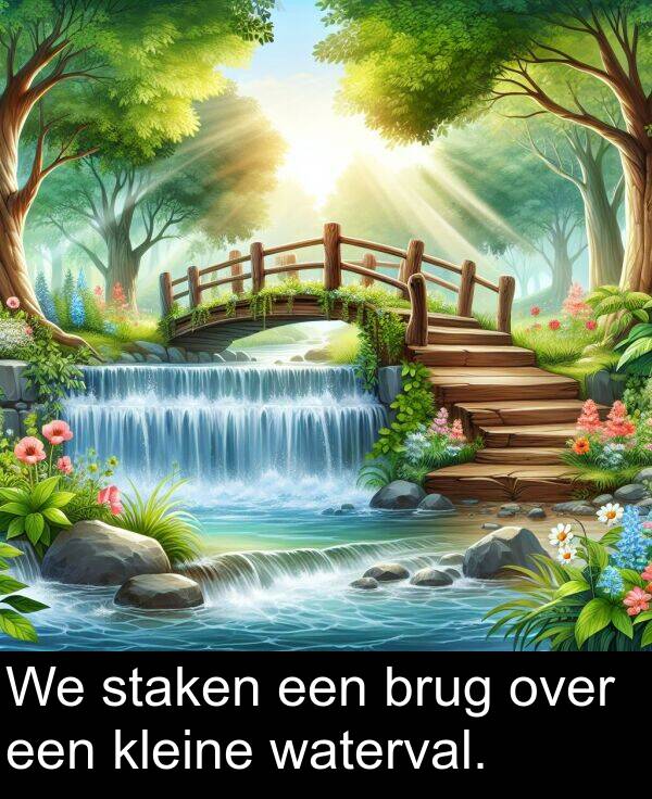 kleine: We staken een brug over een kleine waterval.