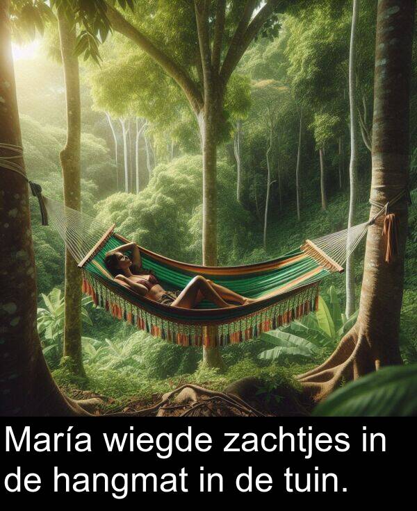 hangmat: María wiegde zachtjes in de hangmat in de tuin.