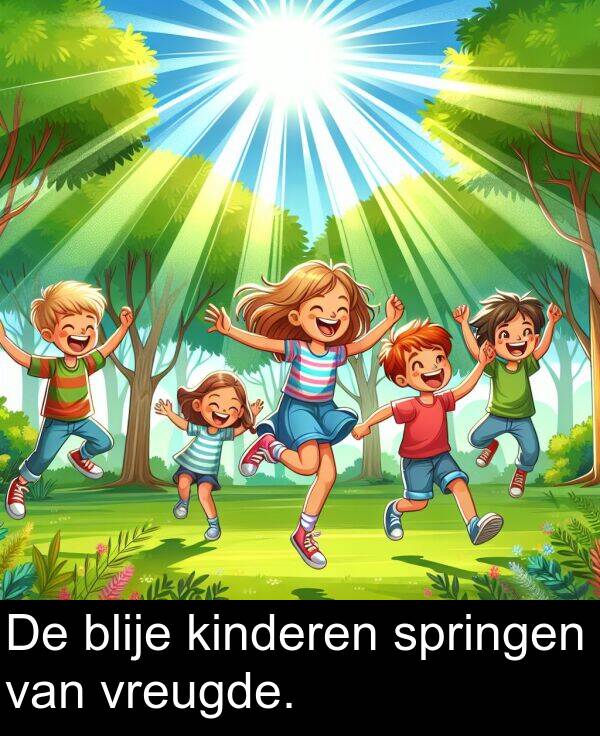 kinderen: De blije kinderen springen van vreugde.