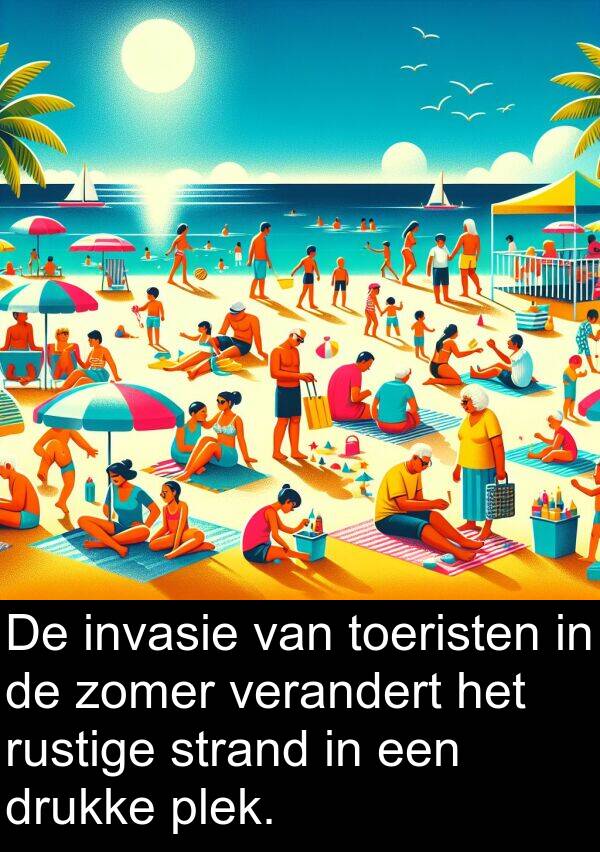 zomer: De invasie van toeristen in de zomer verandert het rustige strand in een drukke plek.