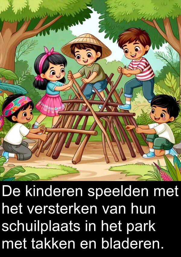 takken: De kinderen speelden met het versterken van hun schuilplaats in het park met takken en bladeren.