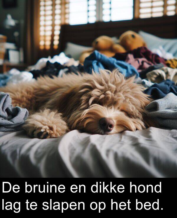 bed: De bruine en dikke hond lag te slapen op het bed.