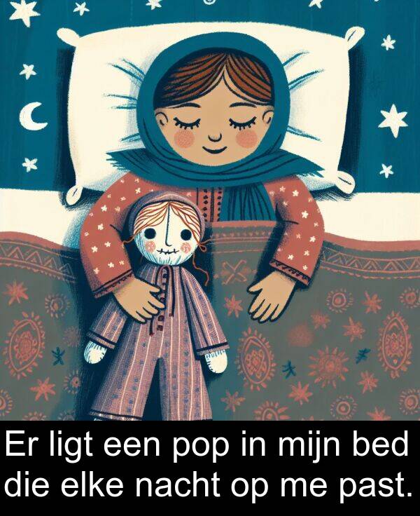 pop: Er ligt een pop in mijn bed die elke nacht op me past.