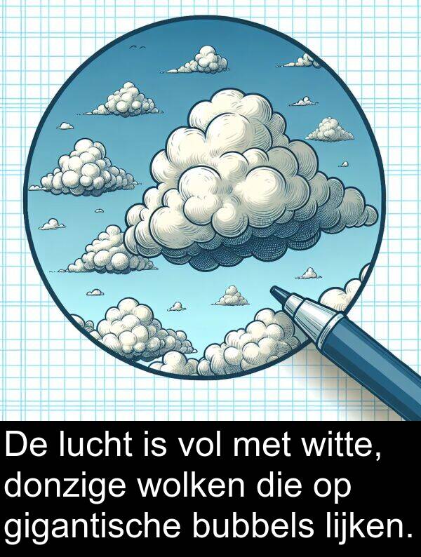 vol: De lucht is vol met witte, donzige wolken die op gigantische bubbels lijken.