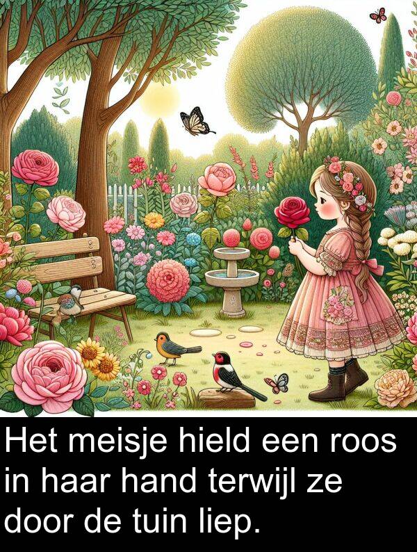 hand: Het meisje hield een roos in haar hand terwijl ze door de tuin liep.