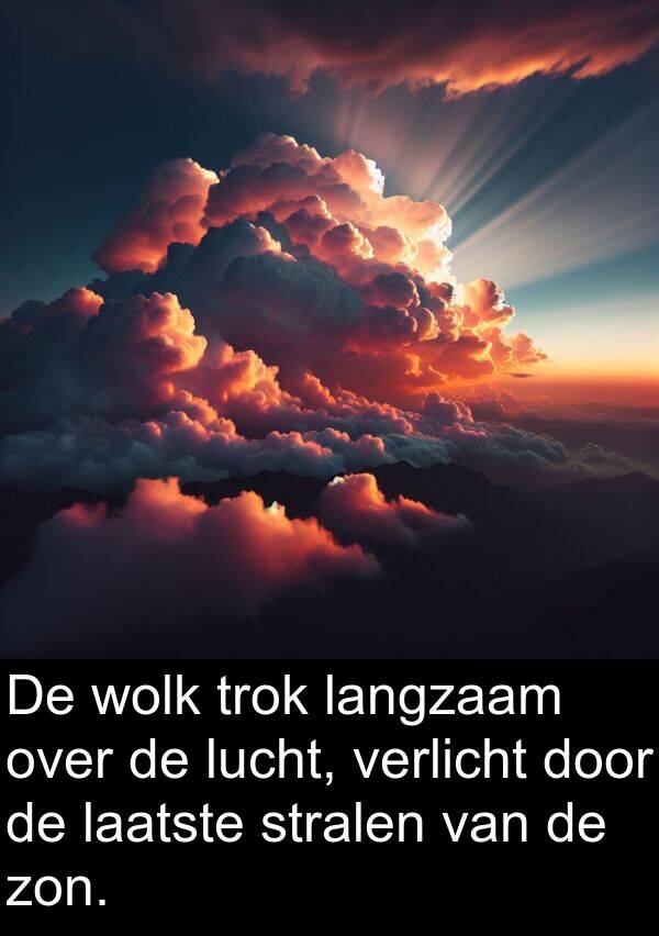 zon: De wolk trok langzaam over de lucht, verlicht door de laatste stralen van de zon.