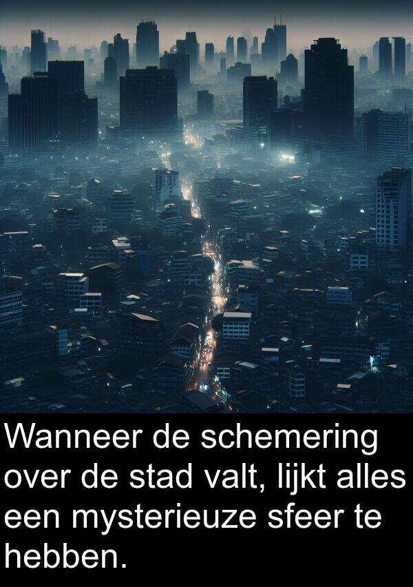 valt: Wanneer de schemering over de stad valt, lijkt alles een mysterieuze sfeer te hebben.