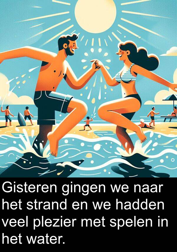 water: Gisteren gingen we naar het strand en we hadden veel plezier met spelen in het water.