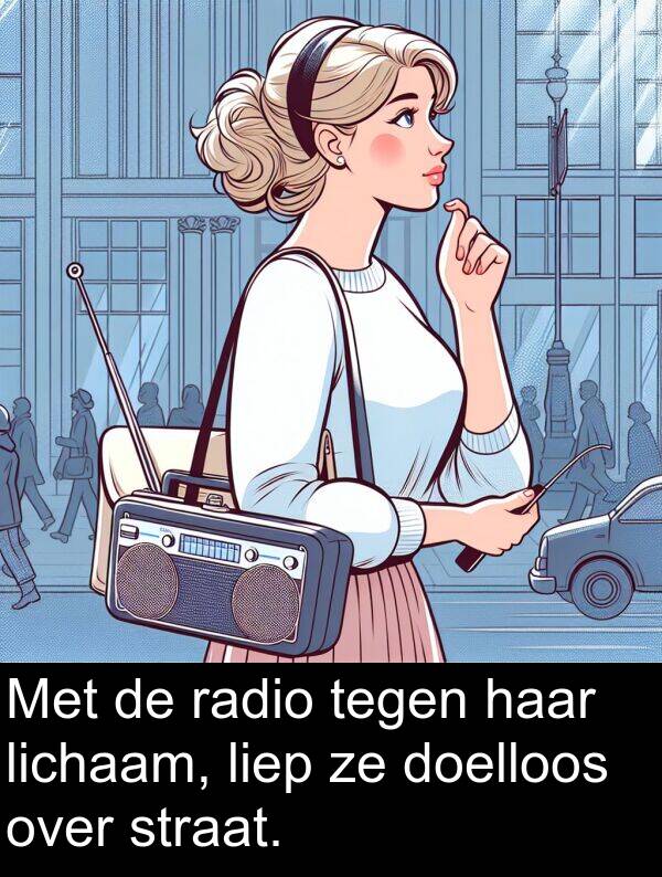 doelloos: Met de radio tegen haar lichaam, liep ze doelloos over straat.