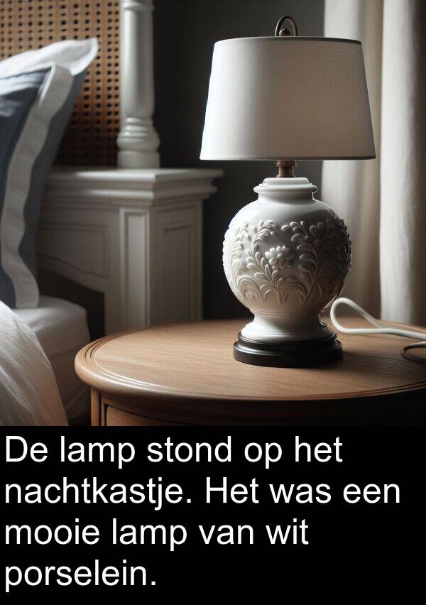 lamp: De lamp stond op het nachtkastje. Het was een mooie lamp van wit porselein.