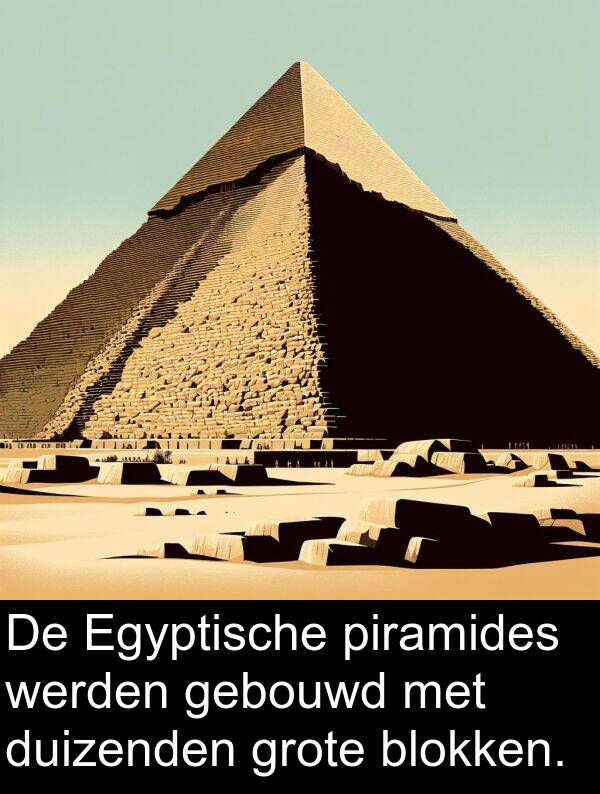 gebouwd: De Egyptische piramides werden gebouwd met duizenden grote blokken.