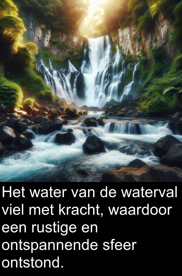 waardoor: Het water van de waterval viel met kracht, waardoor een rustige en ontspannende sfeer ontstond.