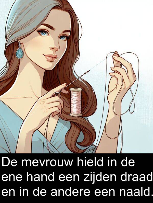 hand: De mevrouw hield in de ene hand een zijden draad en in de andere een naald.