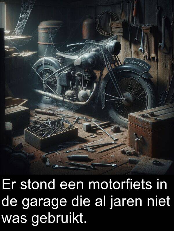 jaren: Er stond een motorfiets in de garage die al jaren niet was gebruikt.